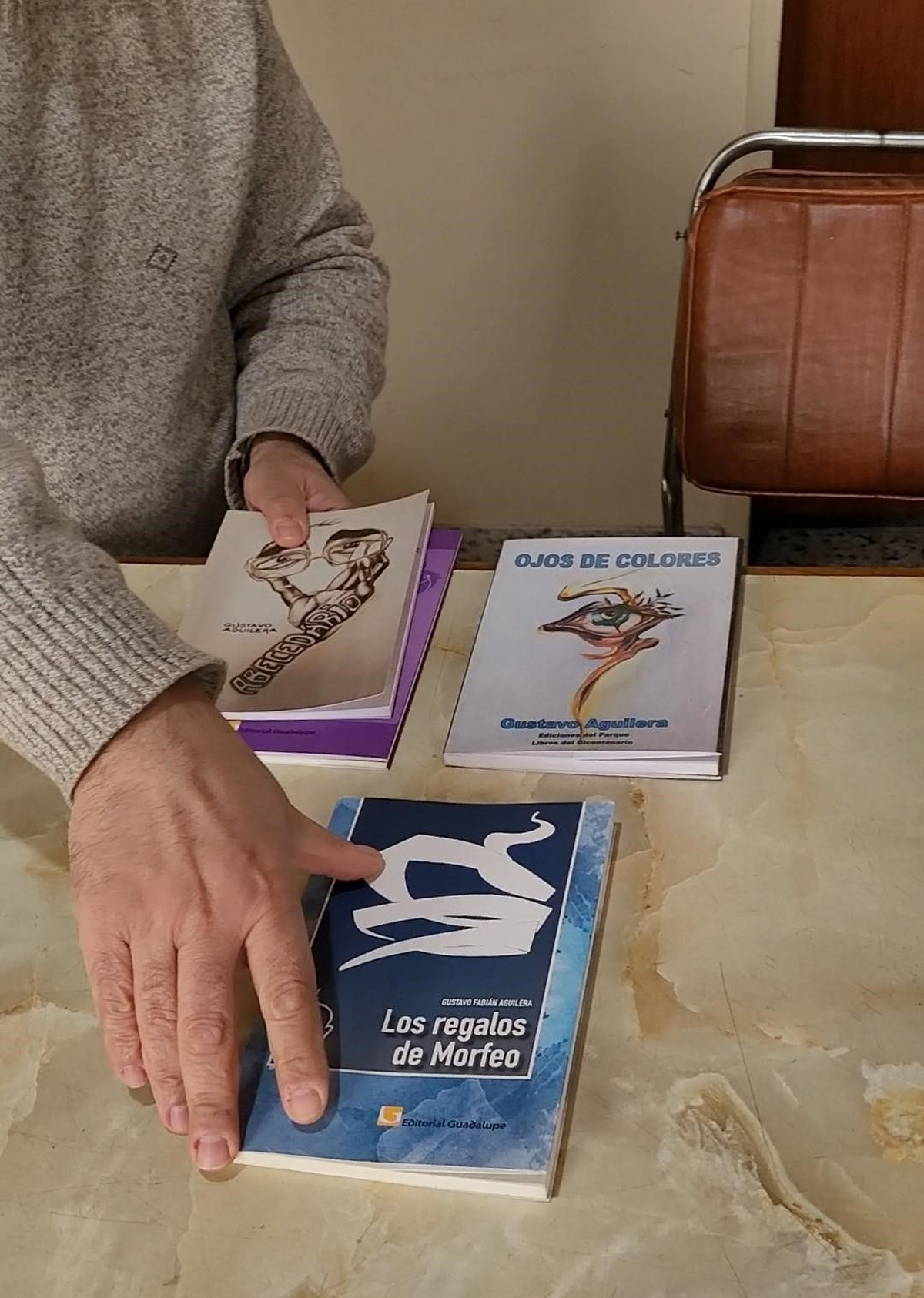 El cura ya public&oacute; cuatro libros.&nbsp;