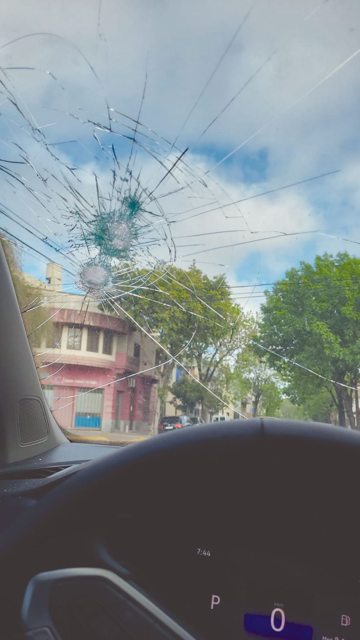 Así quedó el parabrisa de un auto de un countrista tras un piedrazo.