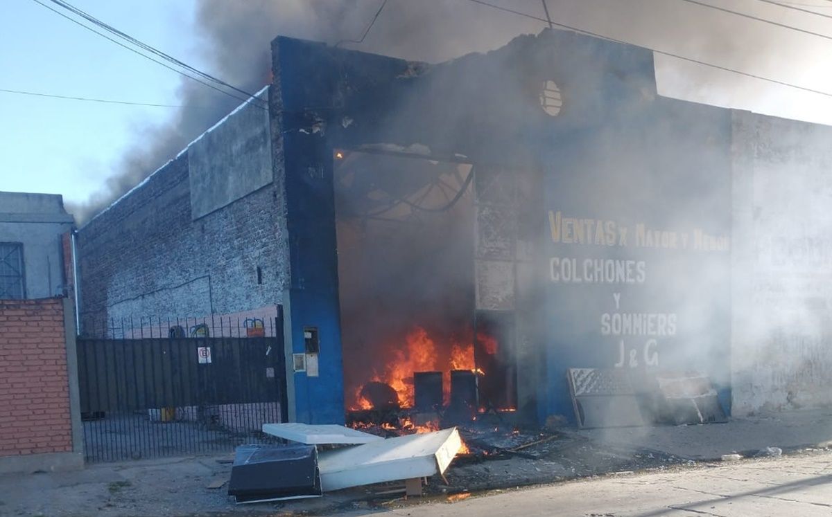 Un incendio destruyó una fábrica de colchones en Lomas de Zamora