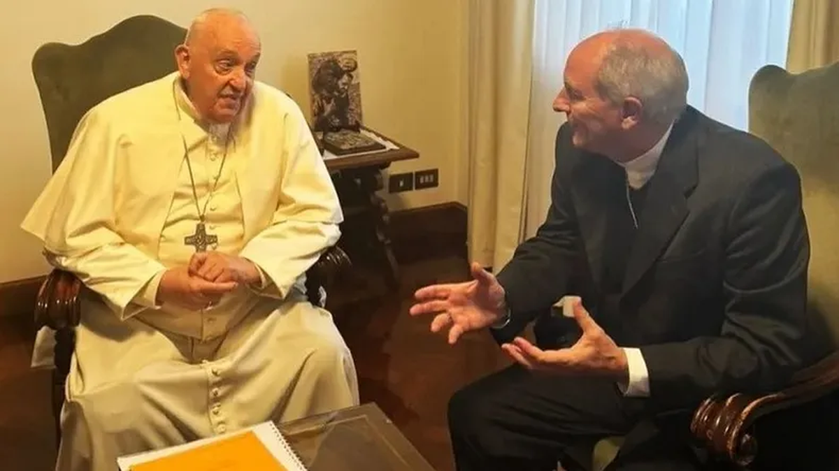 Monse&ntilde;or Jorge Lugones junto al Papa Francisco.