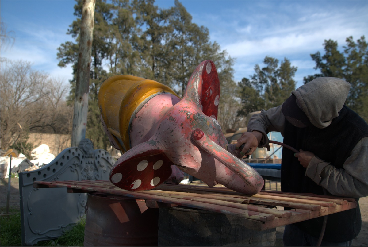 La calesita se ubica en la plaza 25 de Mayo, en Luis Guill&oacute;n.