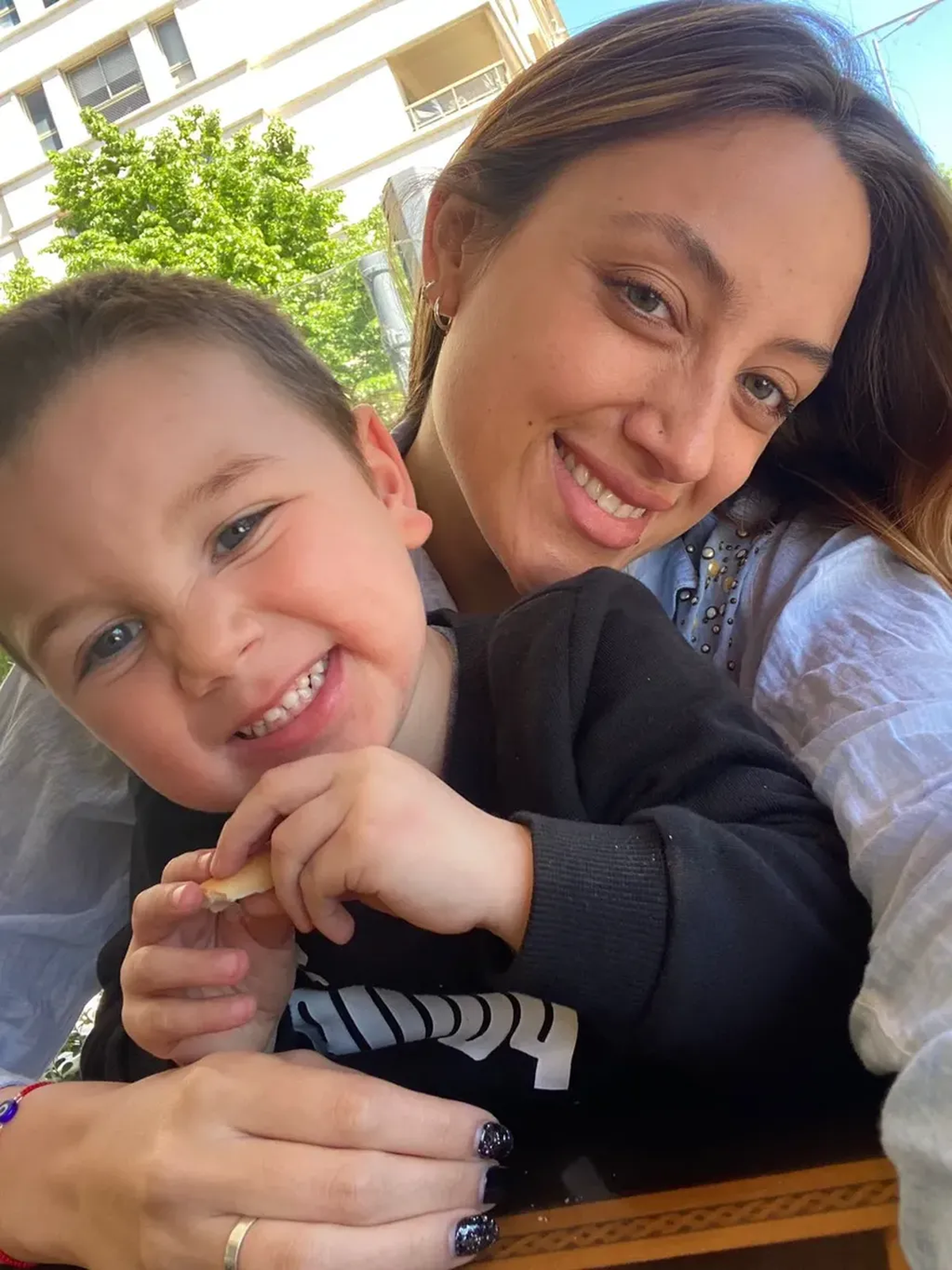 Camila junto a Vicente, su hijo, quien se hizo viral en las redes.