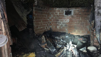 Feroz incendio de una casa en Almirante Brown: una familia perdió todo