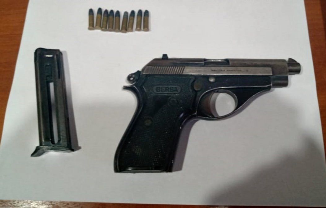 Arma incautada al delincuente detenido tras la persecución.
