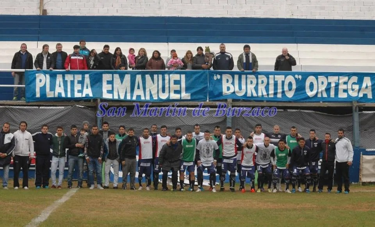 La platea que lo recuerda en San Martín de Burzaco.