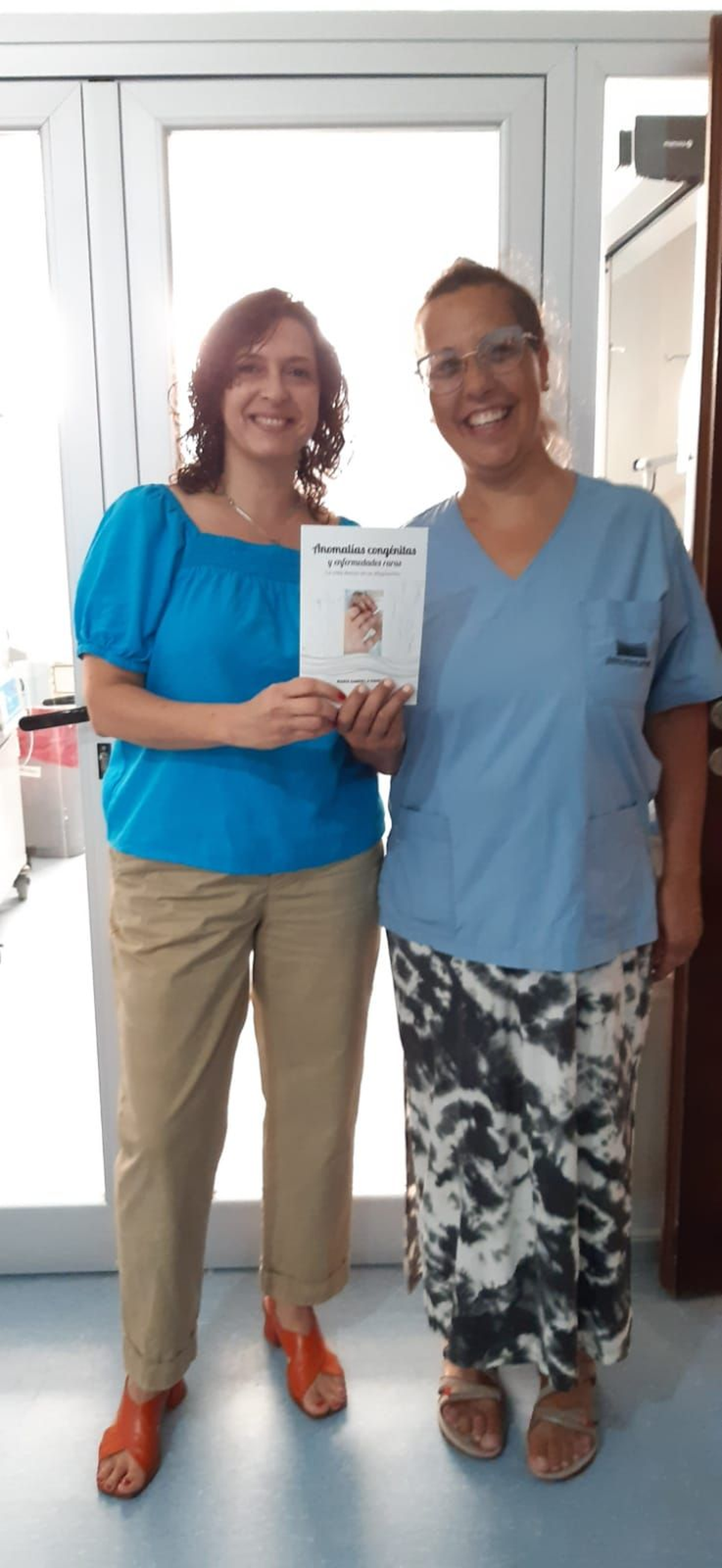La vecina junto a una de las profesionales que colaboró en su libro.