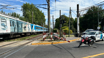 Un motociclista terminó herido tras caer en las vías del Tren Roca en Adrogué