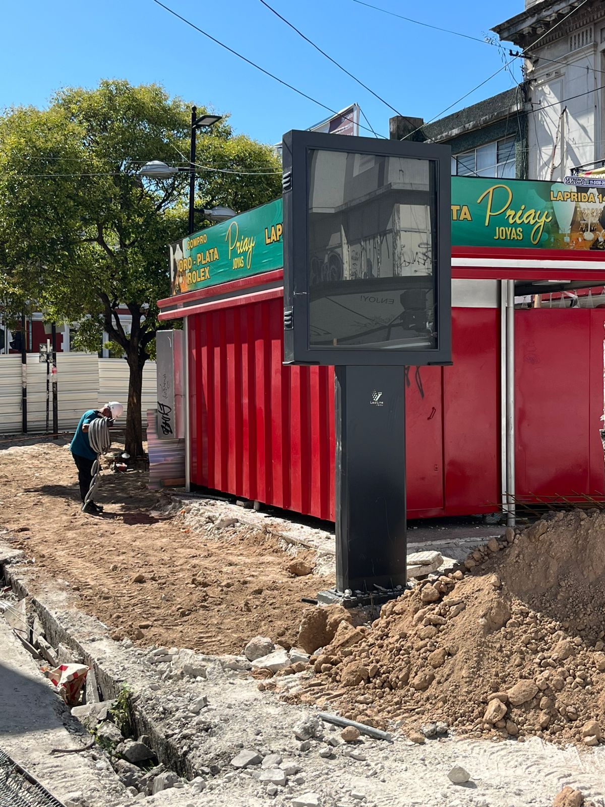 Avanzan los trabajos sobre la peatonal Laprida en Lomas de Zamora, con sectores intervenidos y señalización provisoria que permite la circulación peatonal mientras continúan las tareas.