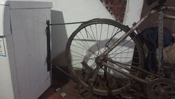 Ocurrencia viral: un lavarropas que funciona con una bicicleta en el conurbano.