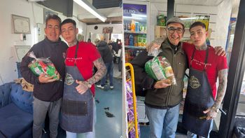El peluquero de Lomas de los cortes gratis a jubilados ahora les entrega alimentos