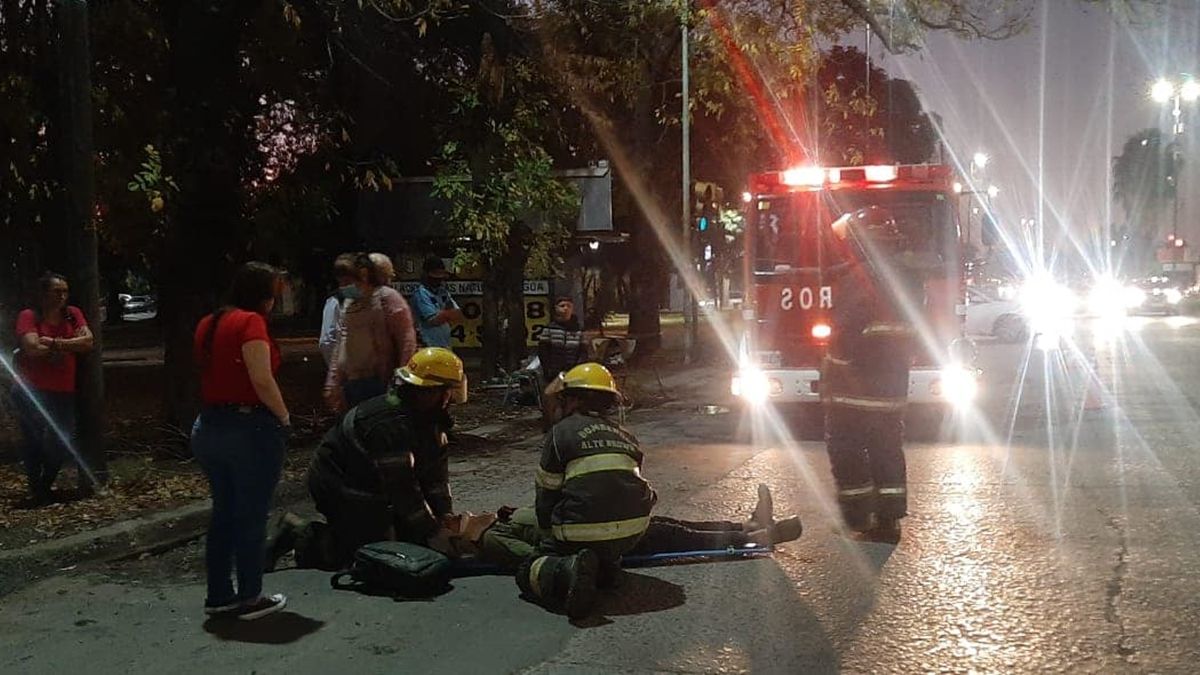 Bomberos de Almirante Brown trabajan en el lugar del accidente, en Longchamps.