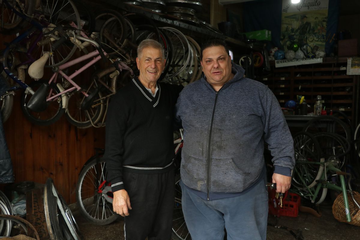 Alberto Baiona, de la tienda de bicicletas "Rodados Baiona", junto a su ayudante.