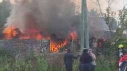 monte grande: un incendio destruyo la casa de una pareja de jubilados