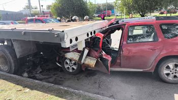 Choque en Villa Fiorito: camioneta terminó incrustada debajo de un camión