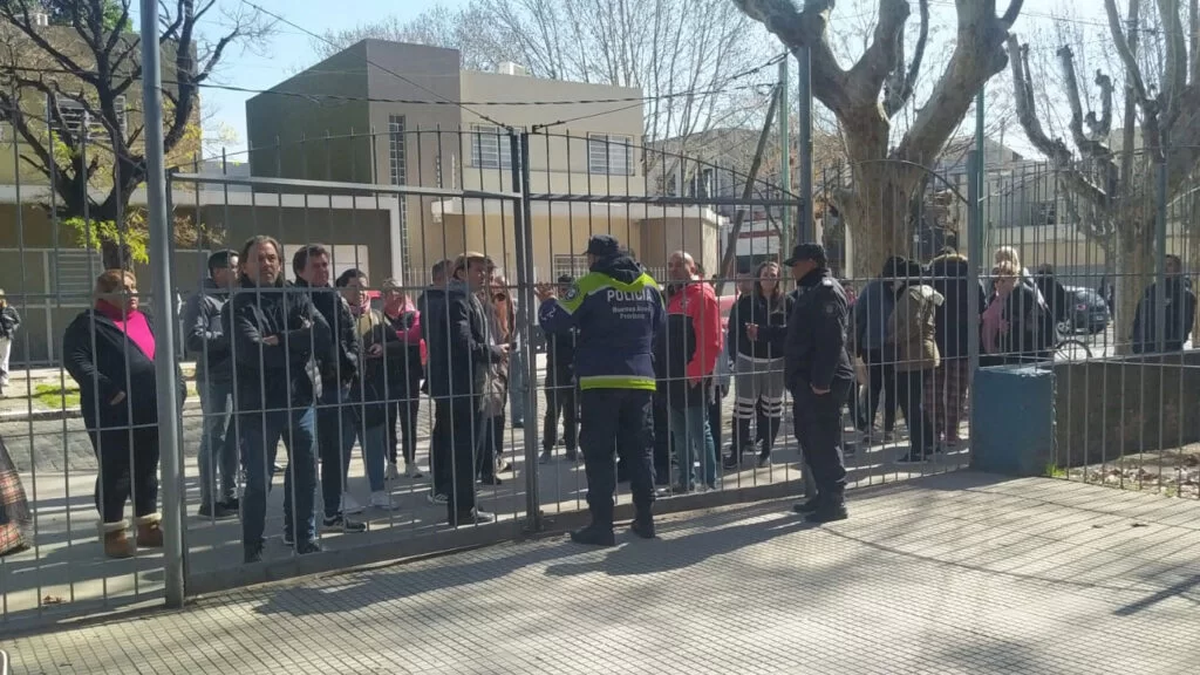 La puerta de la Escuela N°21 de Lomas de Zamora durante el operativo.