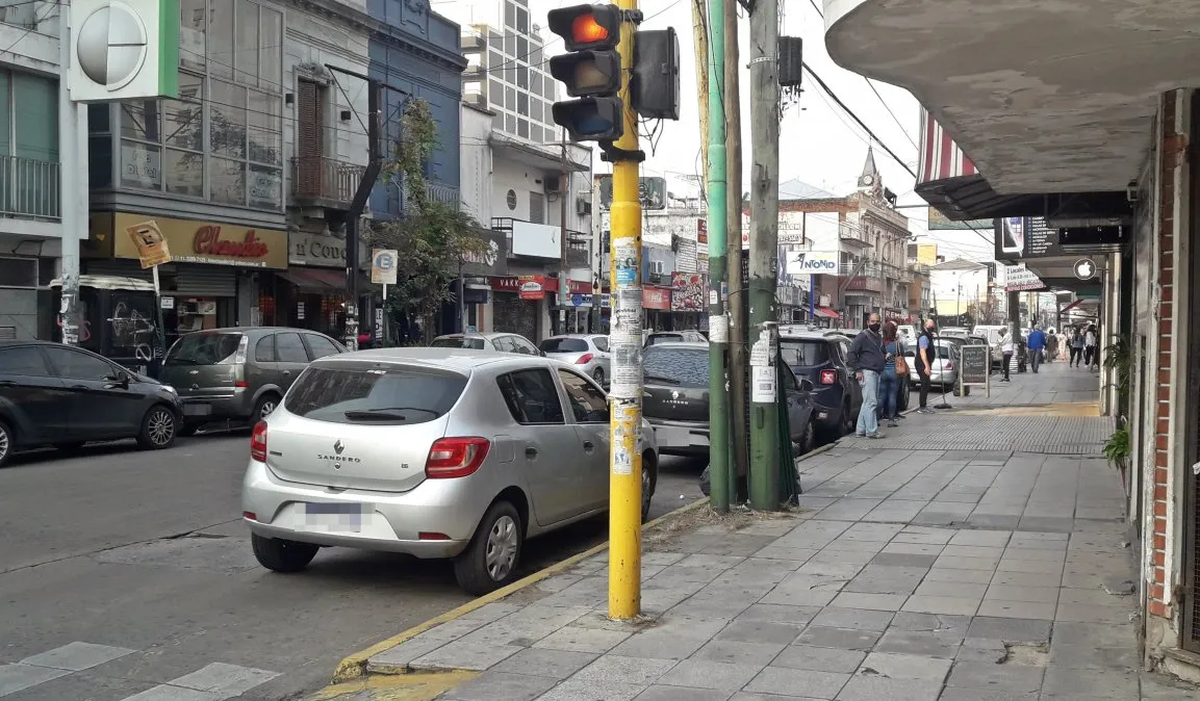 Circulación de vecinos en el centro comercial de Lomas de Zamora en el marco del libre estacionamiento por el Día de Reyes.