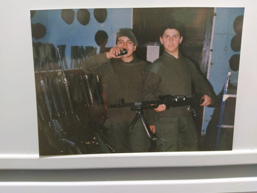 Colimba. Una de las tareas principales de Roberto Zurita (a la izquierda en la foto) fue la reparación de armas.