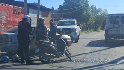 almirante brown: choque entre un auto y una moto en san jose