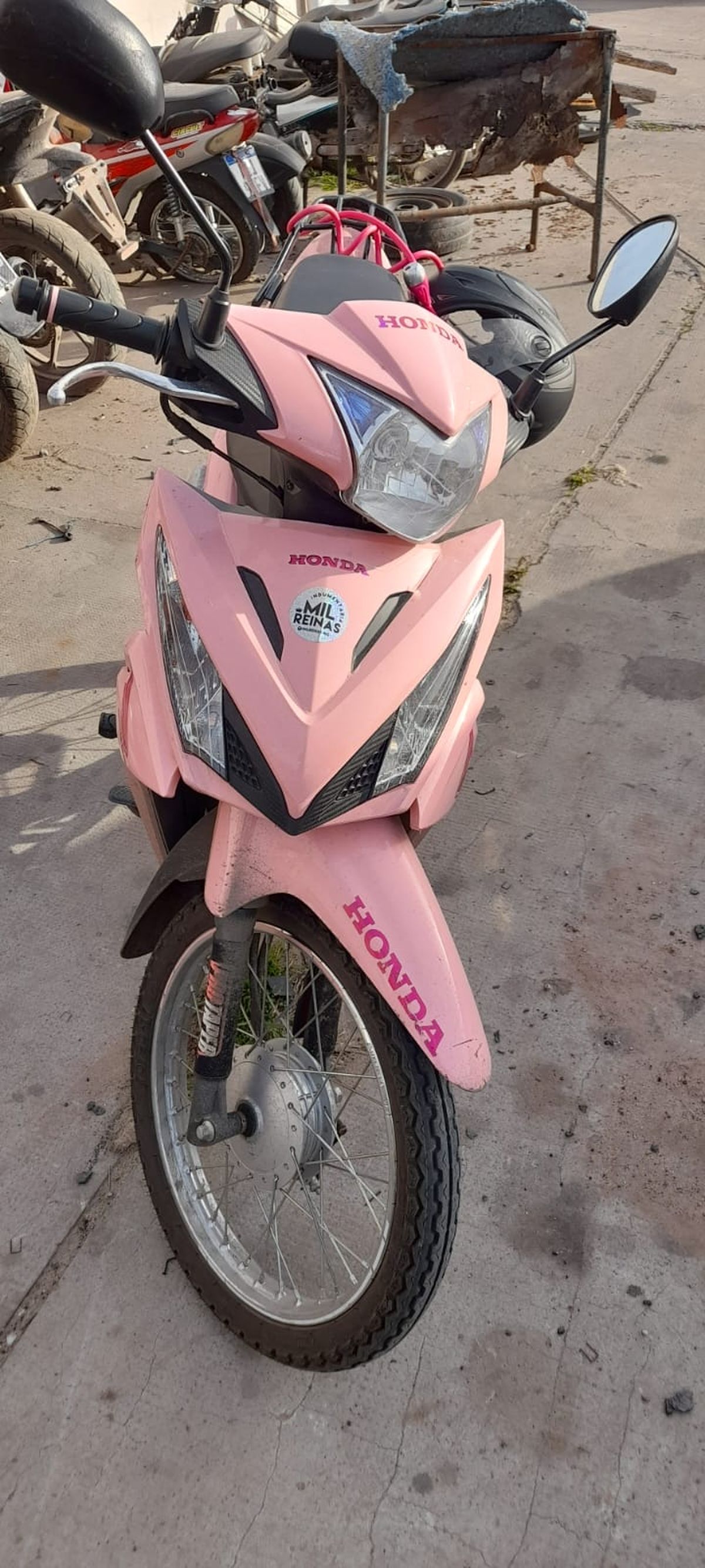 La moto robada que fue hallada en el otro operativo realizado en Esteban Echeverría.