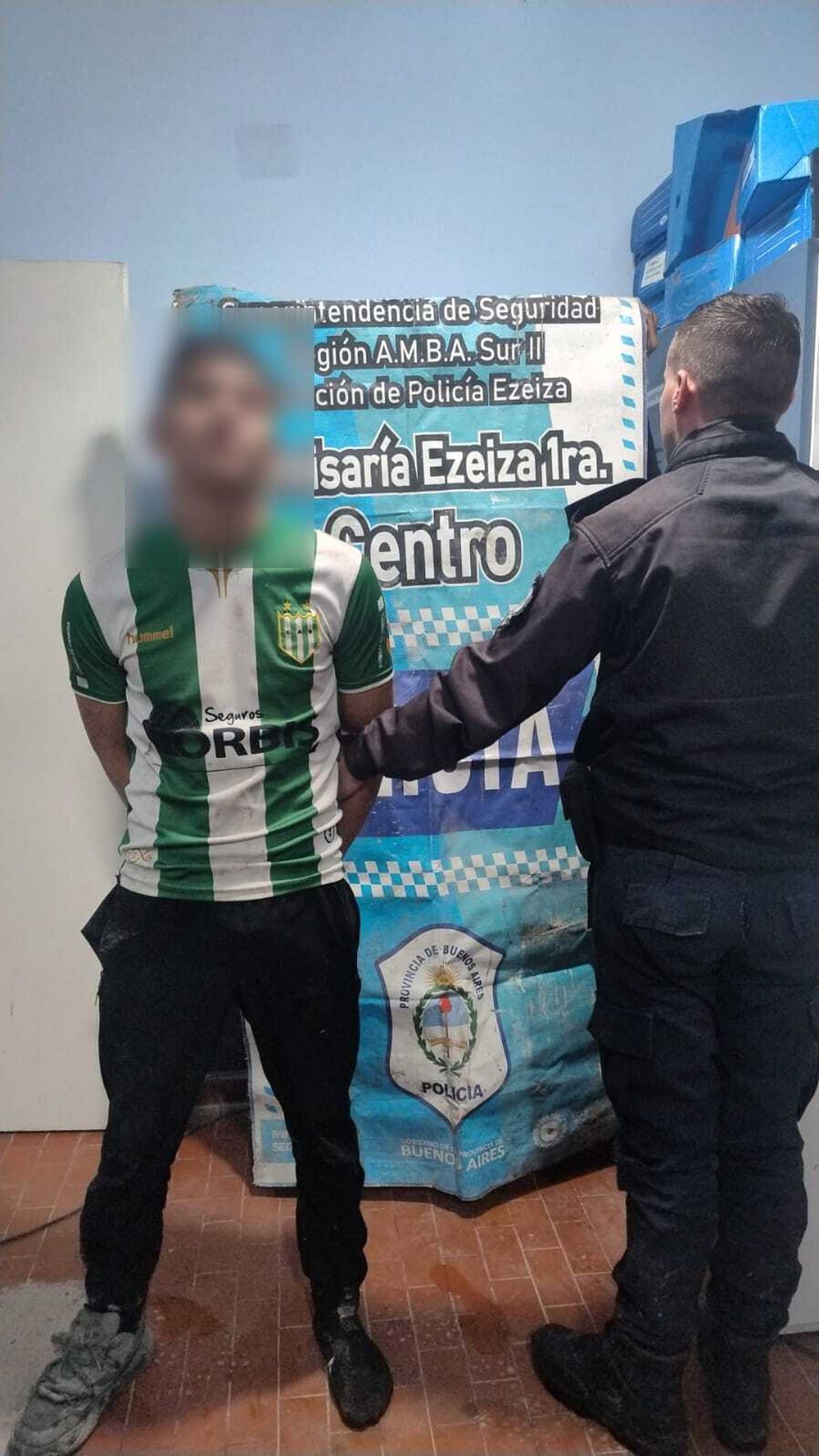 Uno de los detenidos durante los allanamientos en Ezeiza. 