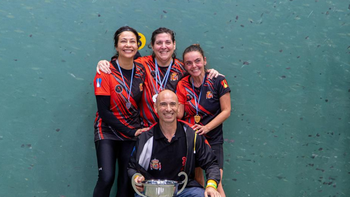 Equipo femenino de la Asociación Española de San Vicente se consagró campeón en Paleta