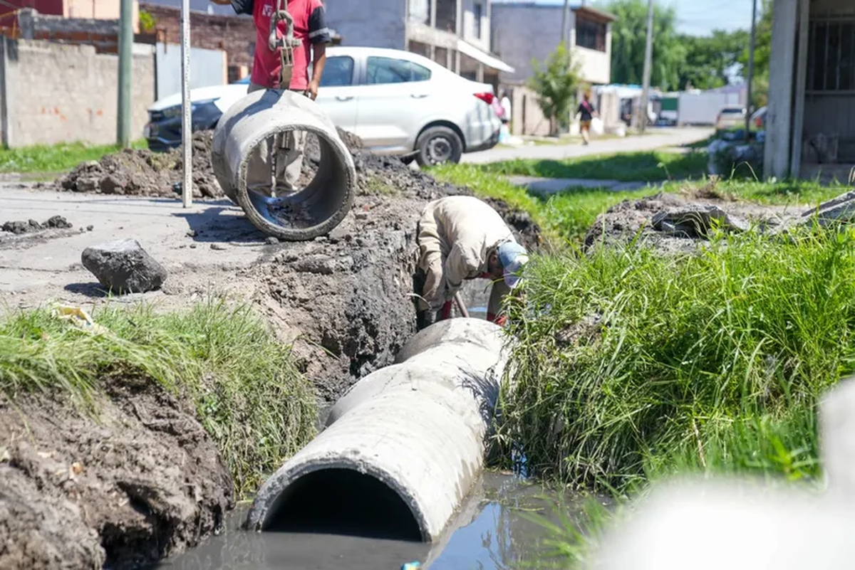 Las obras hídricas se llevan adelante en diferentes barrios de Lomas de Zamora. 