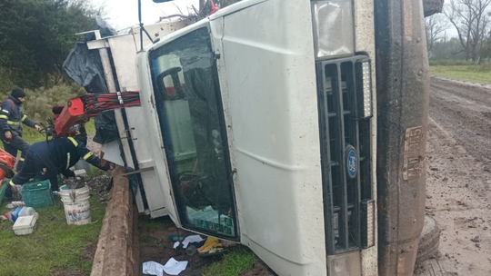 San Vicente: volcó un camión al servicio de Edesur en un camino rural