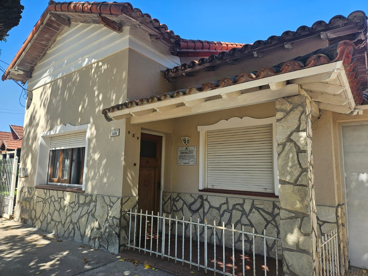 La vivienda donde comenzó a funcionar la escuela, ubicada en Origone 929, Monte Grande.