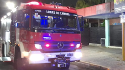 Operativo por el incendio en un altillo de una casa en Lomas de Zamora .