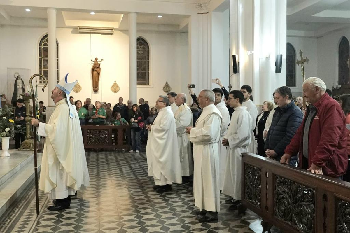 El intendente Fernando Gray estuvo presente en la misa.