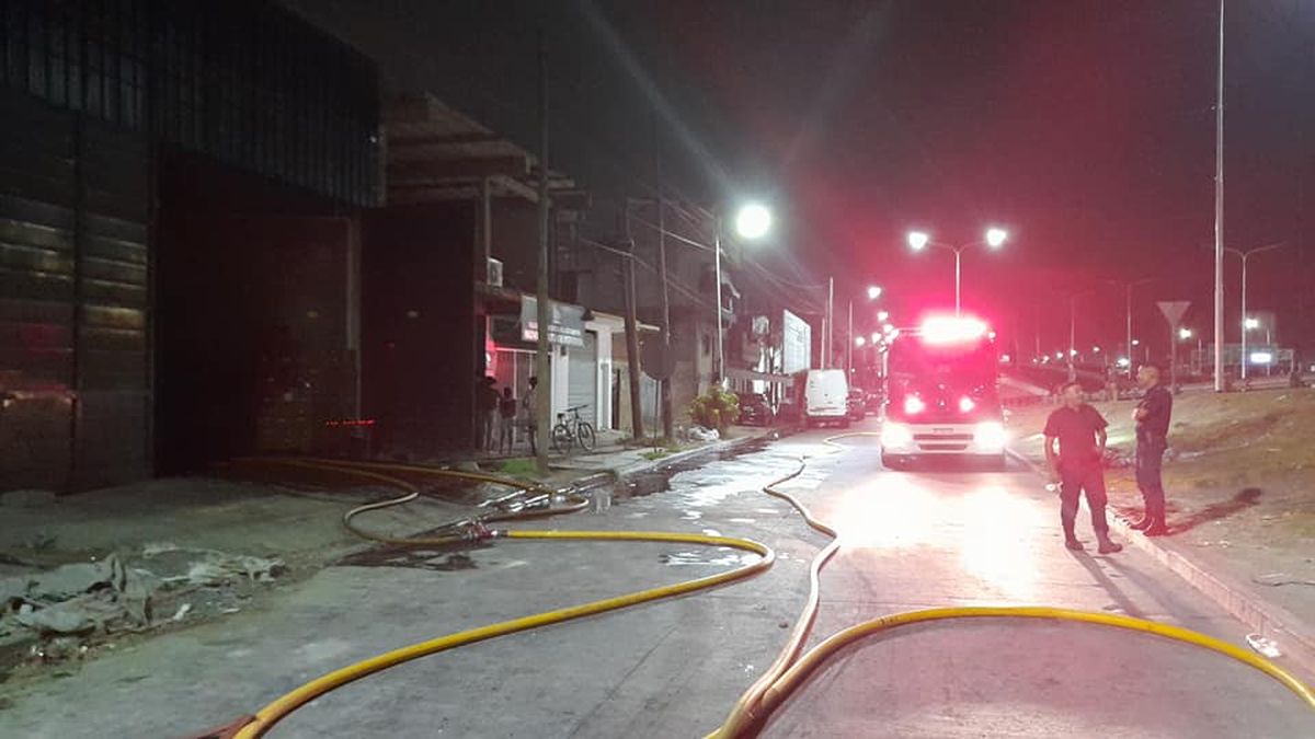 Terrible incendio en dos depósitos en Lomas: trabajaron 35 bomberos