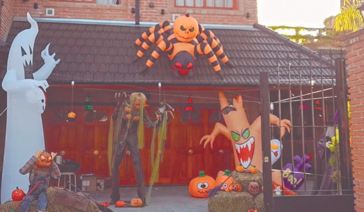 La reina de Halloween: una vecina de Tristán Suárez decora su casa y organiza un festejo familiar 