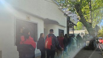Monte Grande: largas filas para tomar combis en medio de la protesta en el Tren Roca
