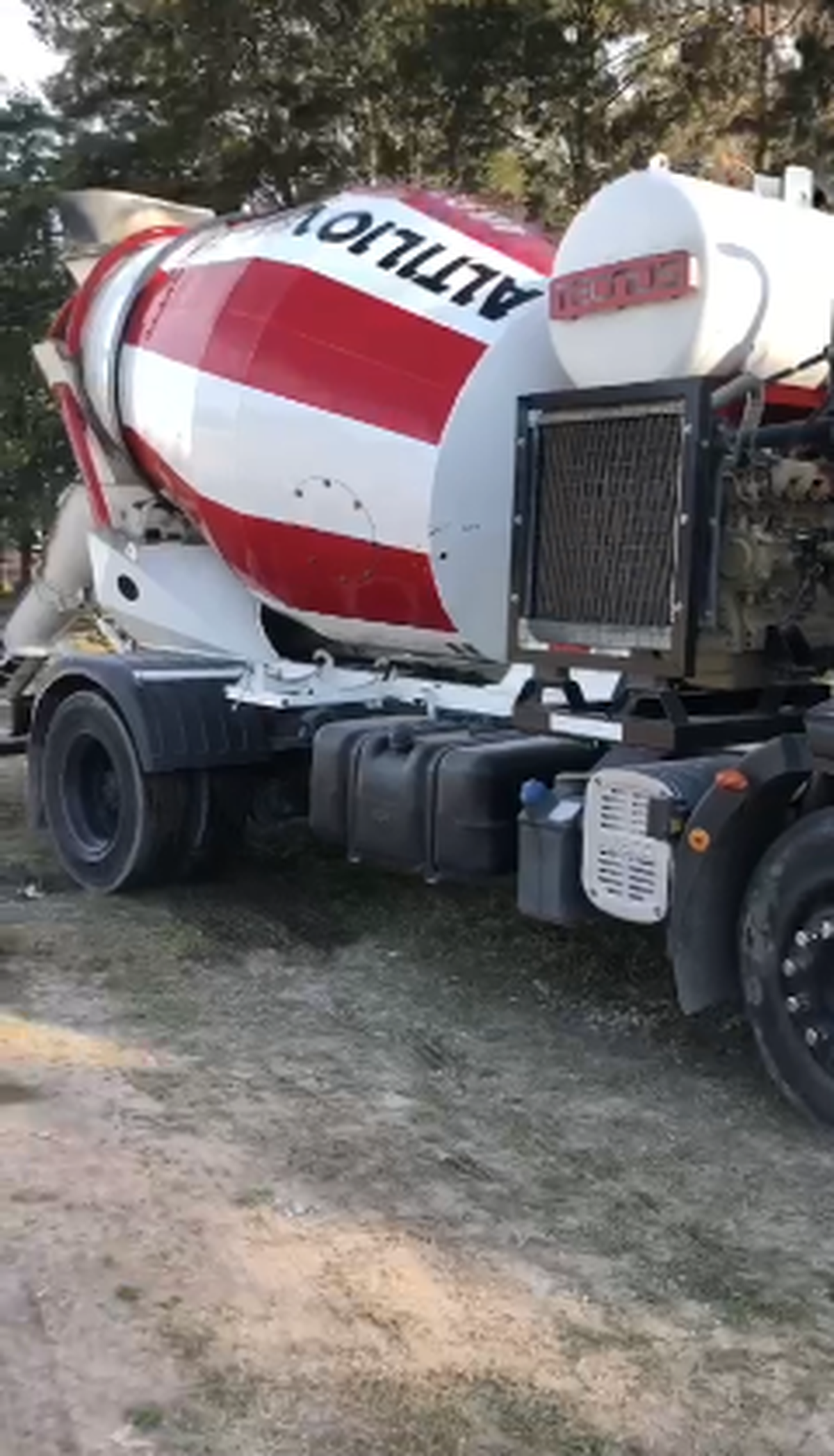 El camión que arrojó hormigón frente a un country en Canning. El camión que arrojó hormigón frente a un country en Canning.