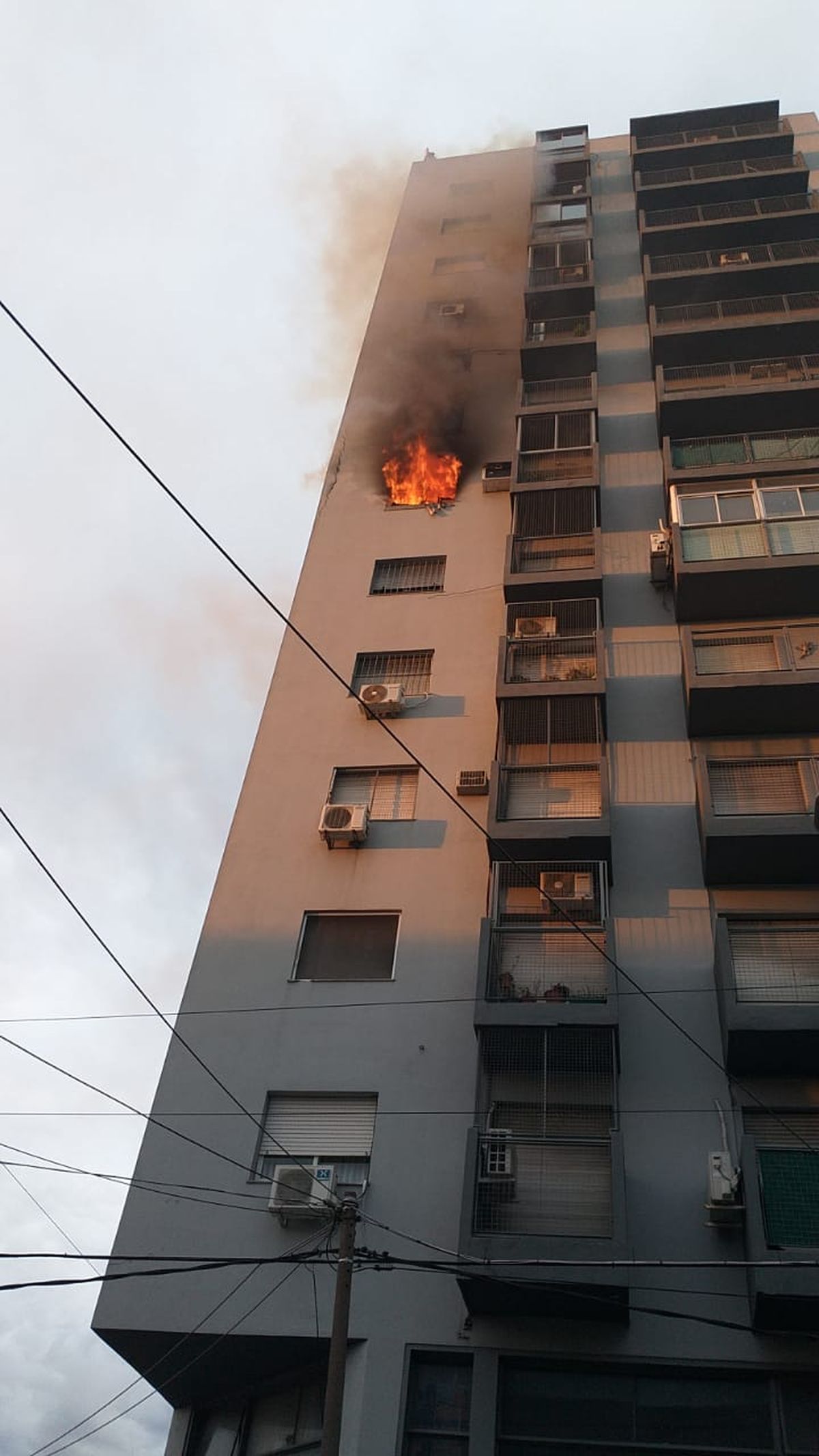 Incendio en Lanús: se prendió fuego un departamento