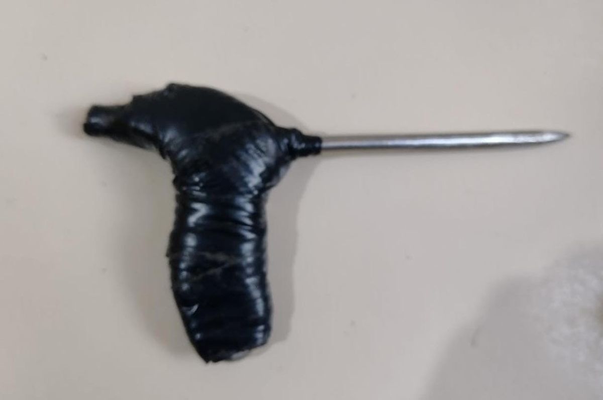 El arma secuestrada al menor detenido en San Vicente por robarle a una mujer.