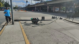 colectivero derribo un semaforo en constitucion y se dio a la fuga