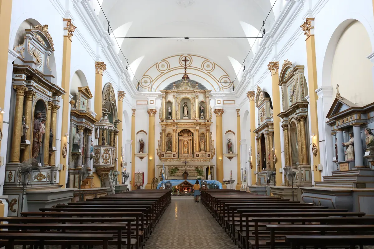 El interior de la parroquia San Vicente Ferrer.