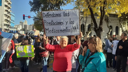 jubilados protestaron en plaza grigera contra las politicas del gobierno nacional
