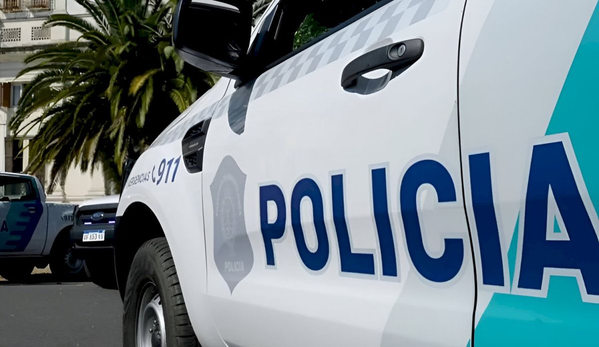 Los dos aprehendidos fueron interceptados durante un operativo en Gonnet. La Policía secuestró un handy con inhibidor de señal y dos celulares.