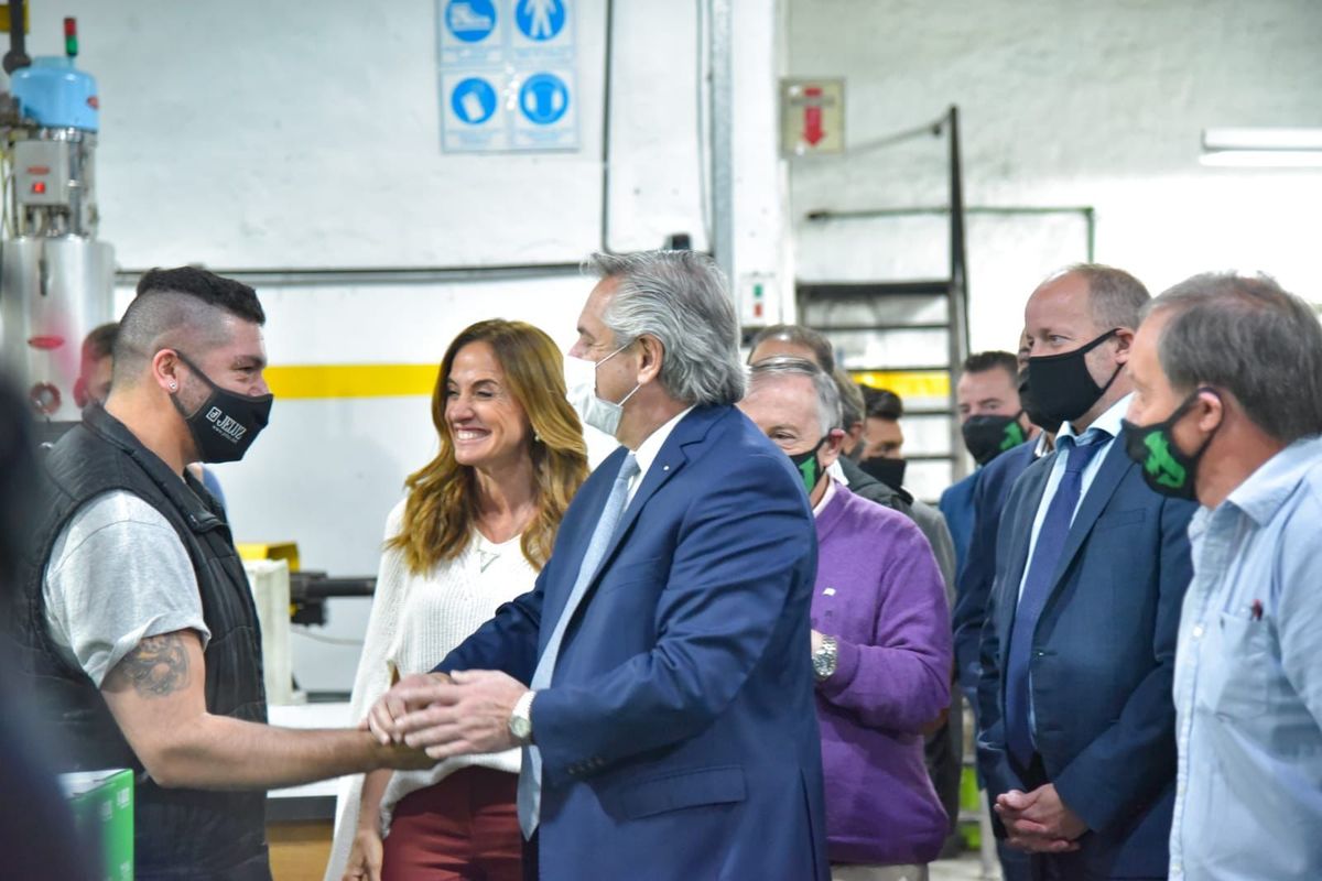 Victoria Tolosa Paz, Alberto Fernández y Martín Insaurralde en la empresa Jeluz de Lomas de Zamora.