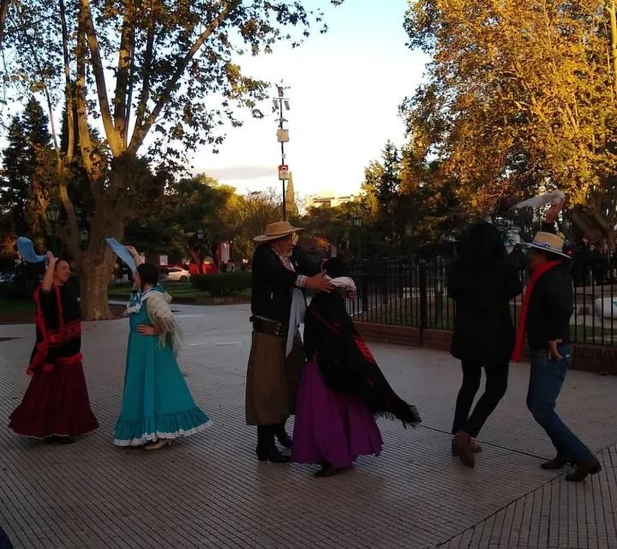 Con el pasar del tiempo, los feriantes comenzaron a organizar eventos para convocar a los vecinos.&nbsp;&nbsp;