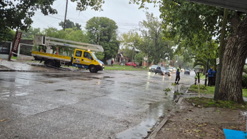 Almirante Brown: un colectivo enganchó un cable y provocó un corte de tránsito