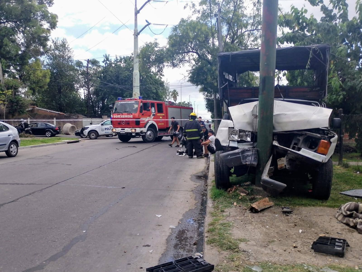 La parte delantera de la camioneta sufri&oacute; destrozos tras el choque en Almirante Brown.