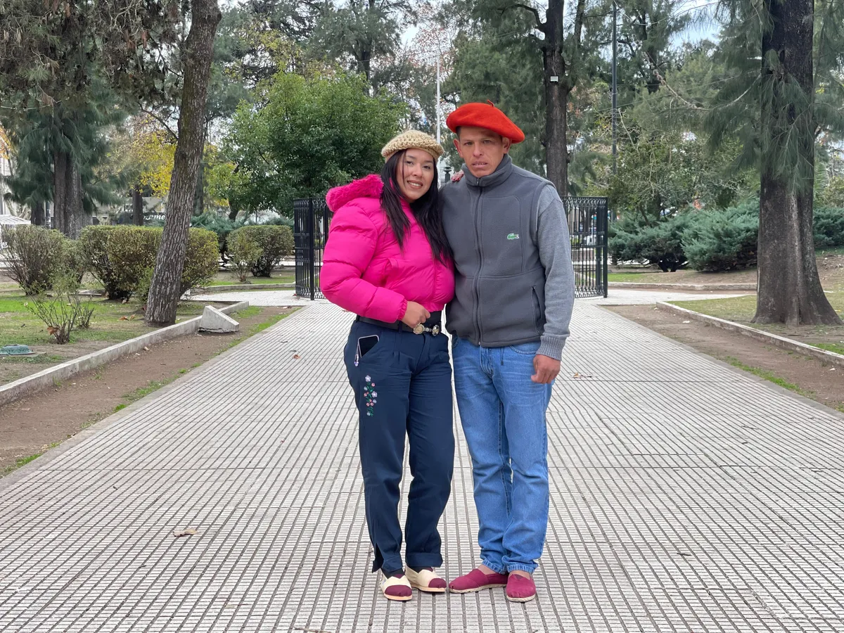 Víctor junto a su novia Daiana. 