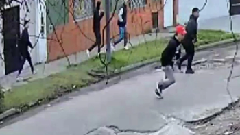 Robo piraña en Lanús: así atacaron cinco delincuentes a un hombre que entraba a su casa