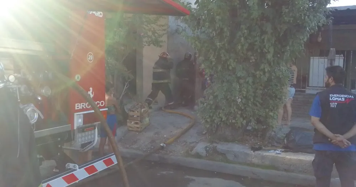 Los Bomberos de Lomas trabajaron en la vivienda afectada.