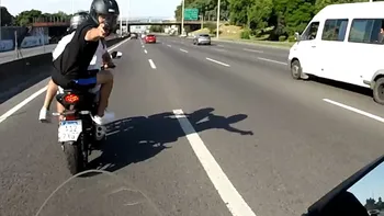 Motochorros le robaron en plena Autopista Ricchieri: quedaron grabados por la cámara de su casco