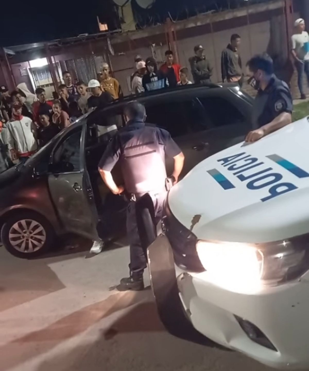 Momento en que la Policía encontró muerto al chofer de Uber en Lomas de Zamora.