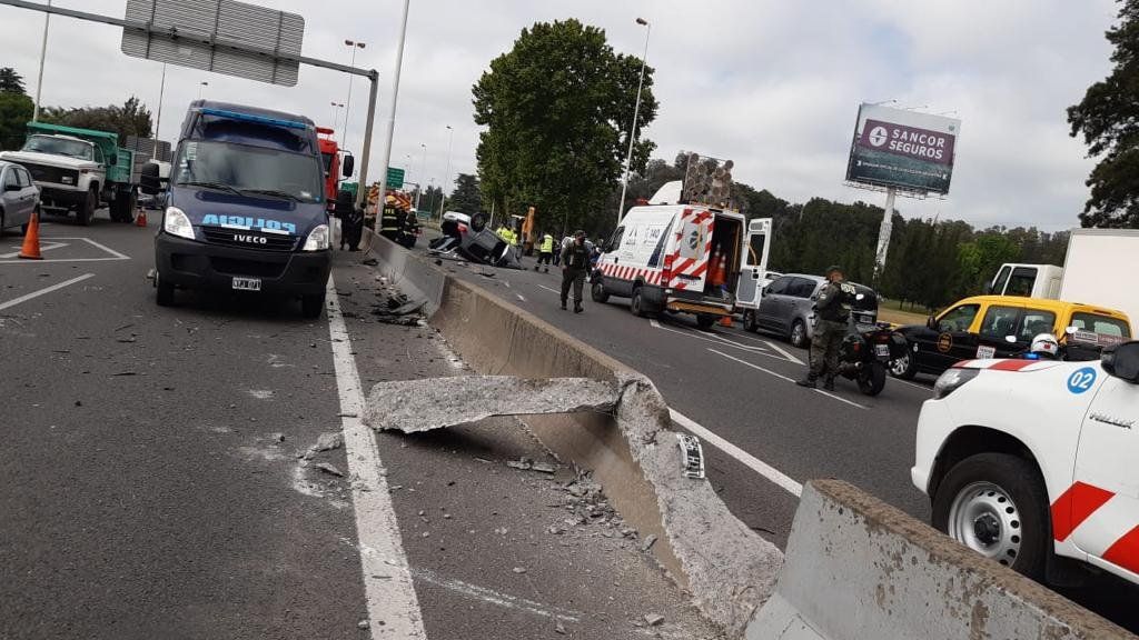 Choque y vuelco en la autopista Ricchieri: dos menores resultaron heridas